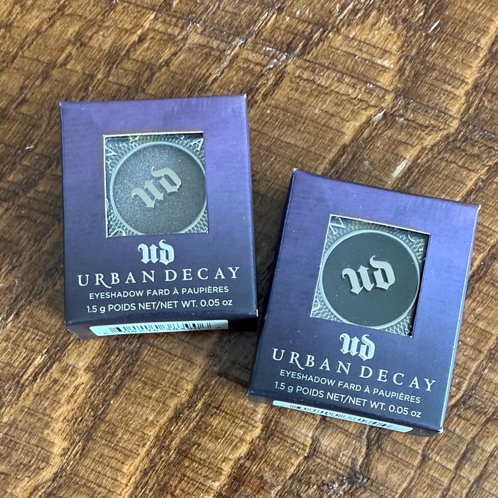 Urban Decay Single Eyeshadow Duo in Blackout and Mushroom